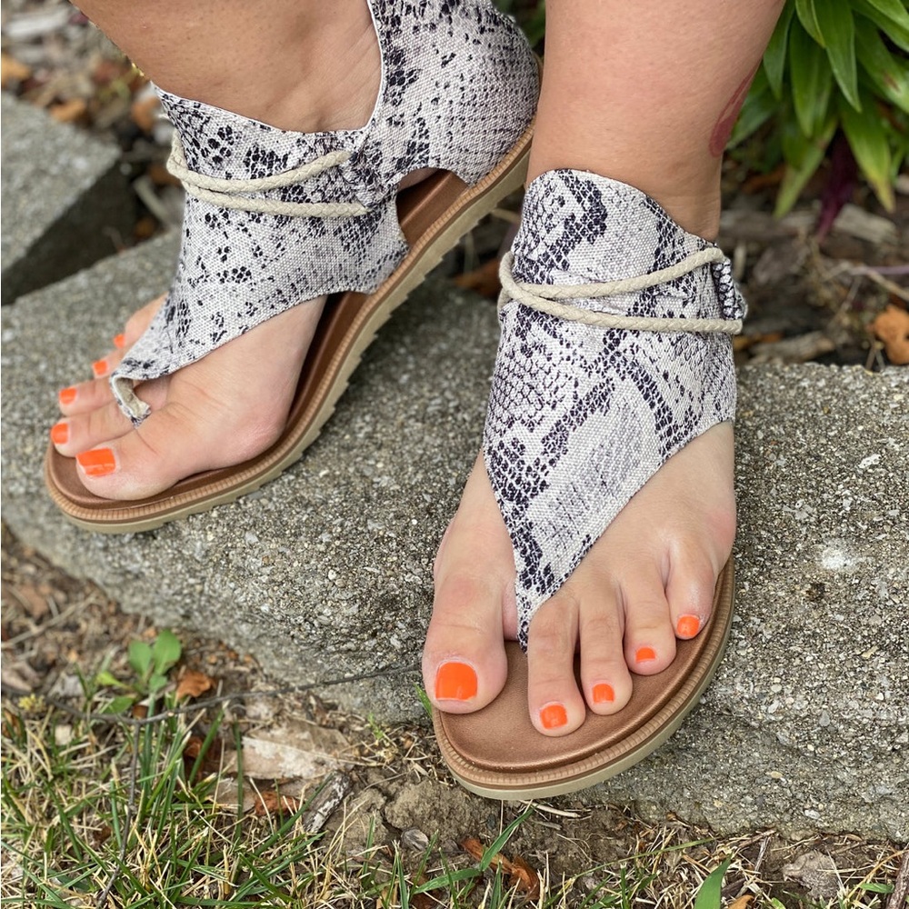 VERY G Boutique Women’s Snakeskin Sparta Lace Up Sandals Size 8.5